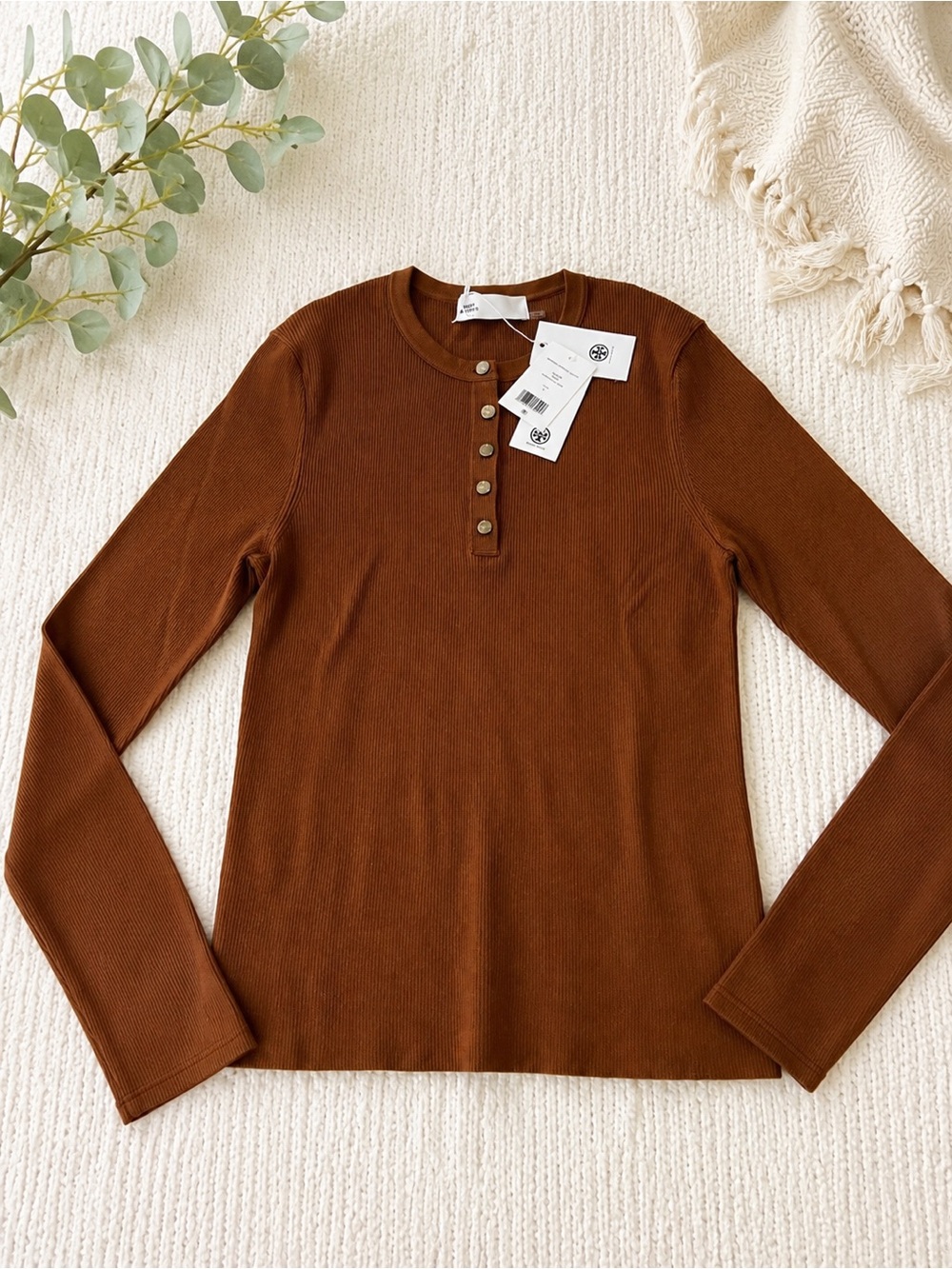 ✨ TORY BURCH Ribbed-Knit Henley Top ✨